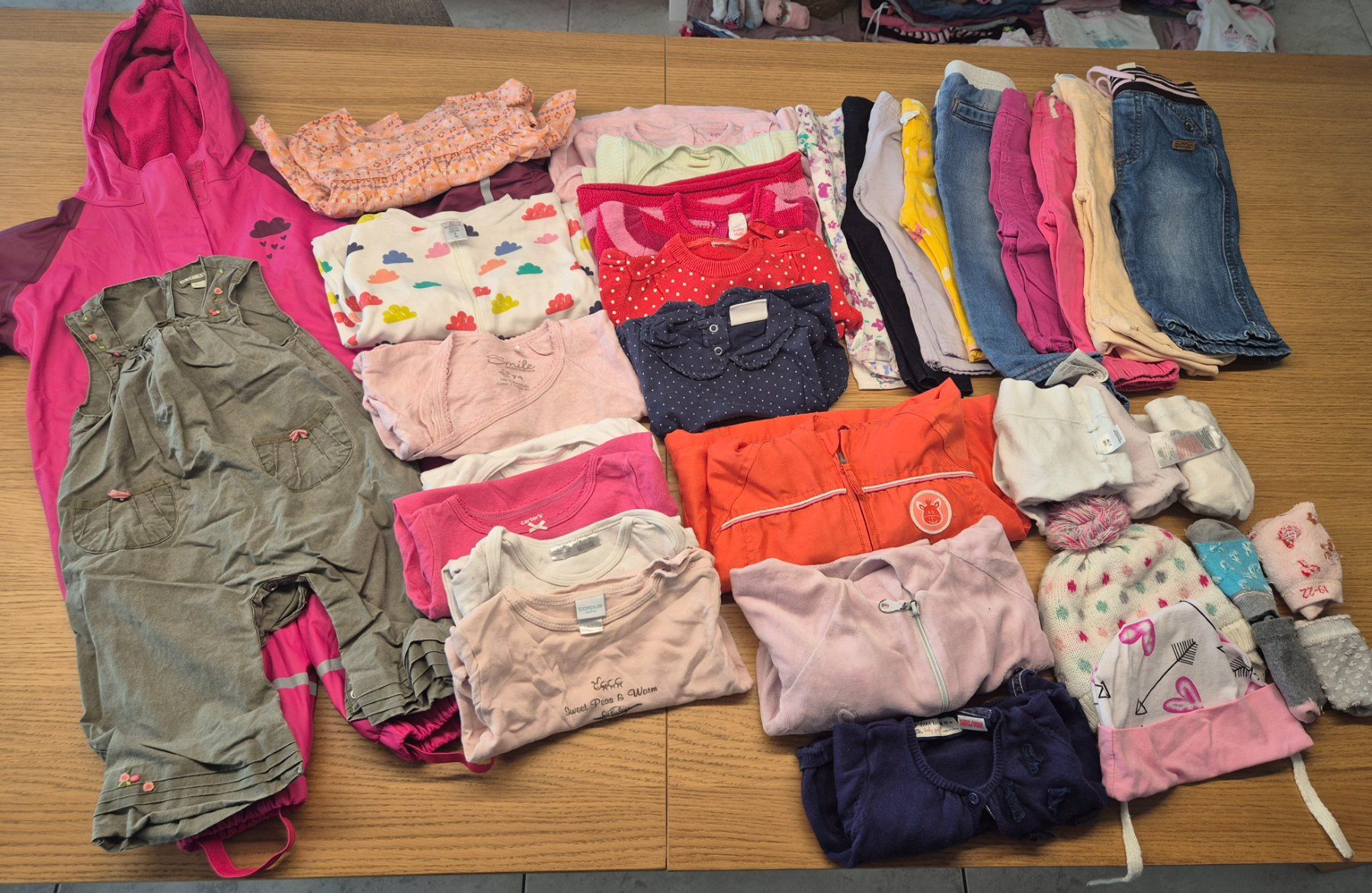 Lotti & Set di vestiti: Kleider Paket Mädchen 2, 34 Teile, Winter, Grösse 74 – Usato da Menzingen venduto da bostit69