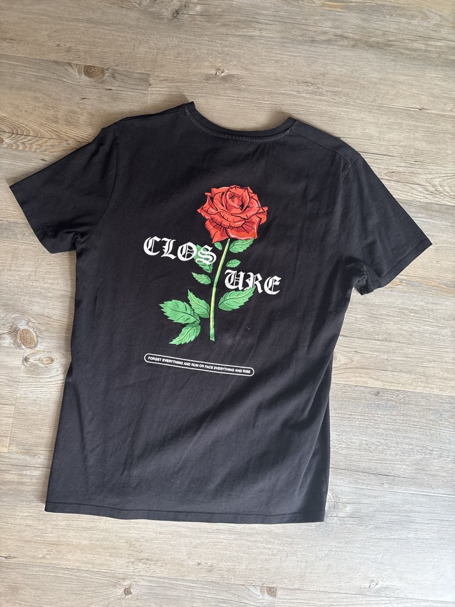 T-shirts: Tshirt mit Rosen Print – D'occasion à Schaffhausen par lua_9yfq 1