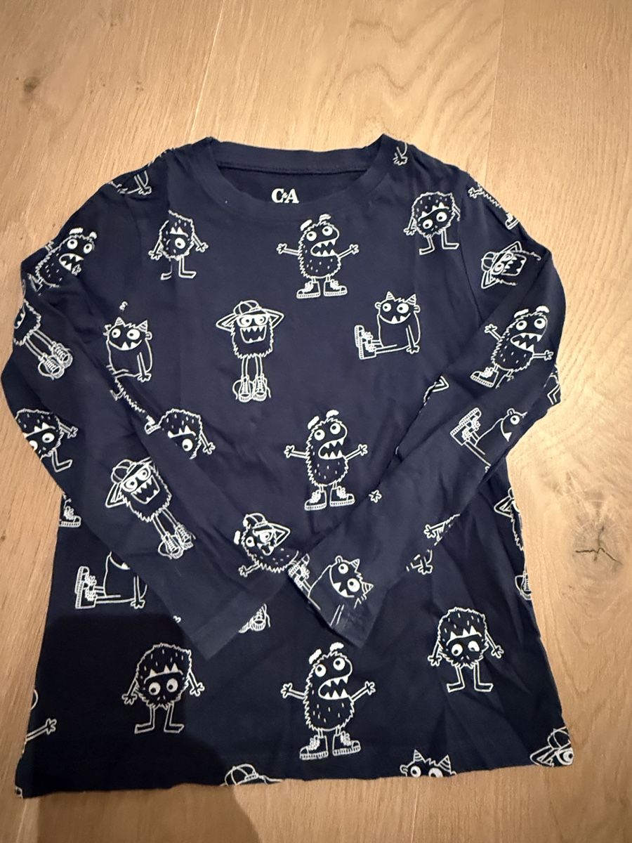 C&A Pullover & Sweatshirts: C&A Langarmshirt mit Monsterprint, Grösse 110 – Gebraucht aus Rümlang von zflyfa0001