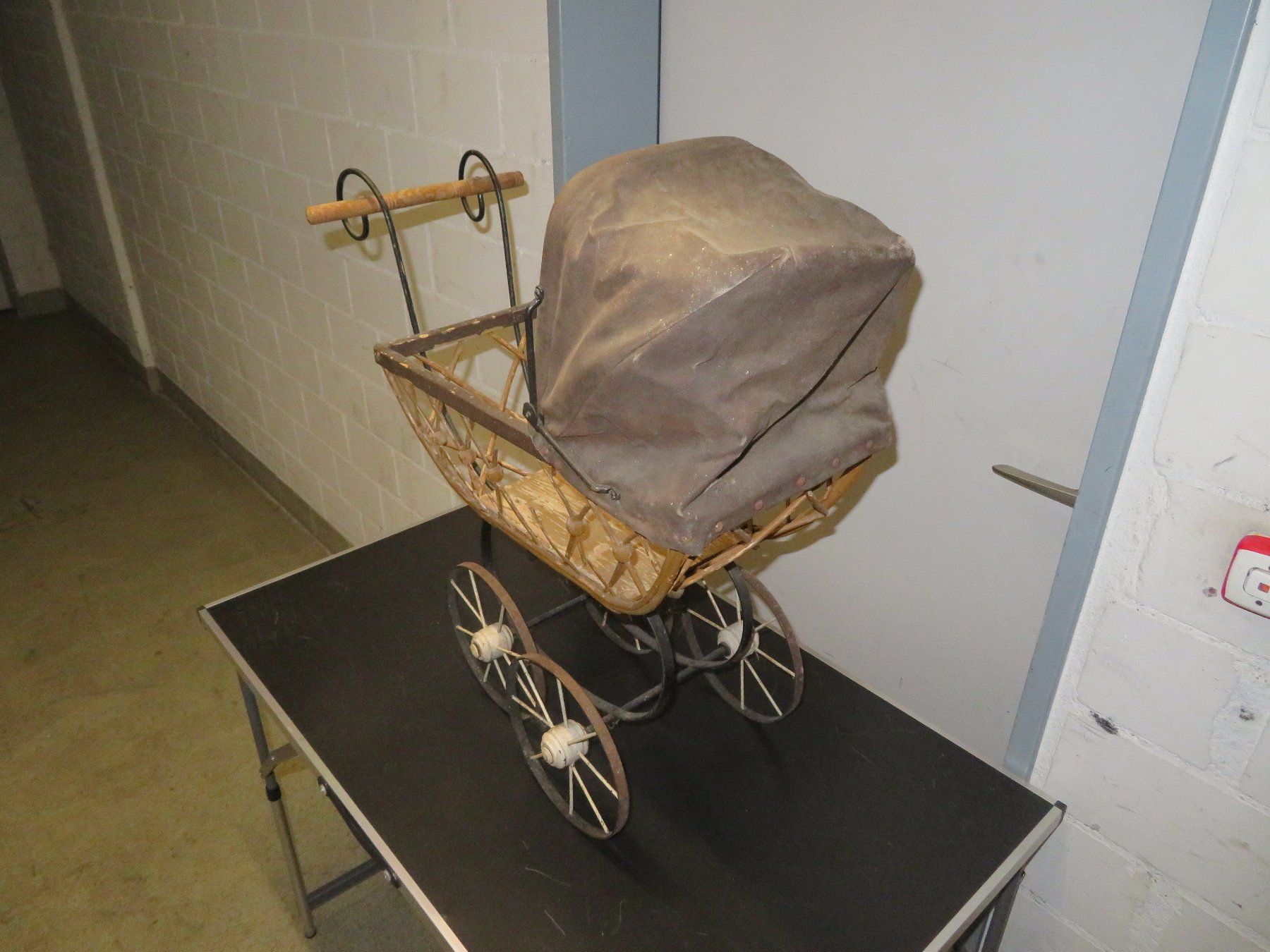 Puppenwagen: sehr alter Kinderwagen, deutlich vor 1900 – Gebraucht aus Zofingen von Schekke 2