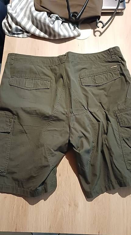 Pantaloni: Short Volcom taile 38 – Usato da Marsens venduto da Dabo2805 1