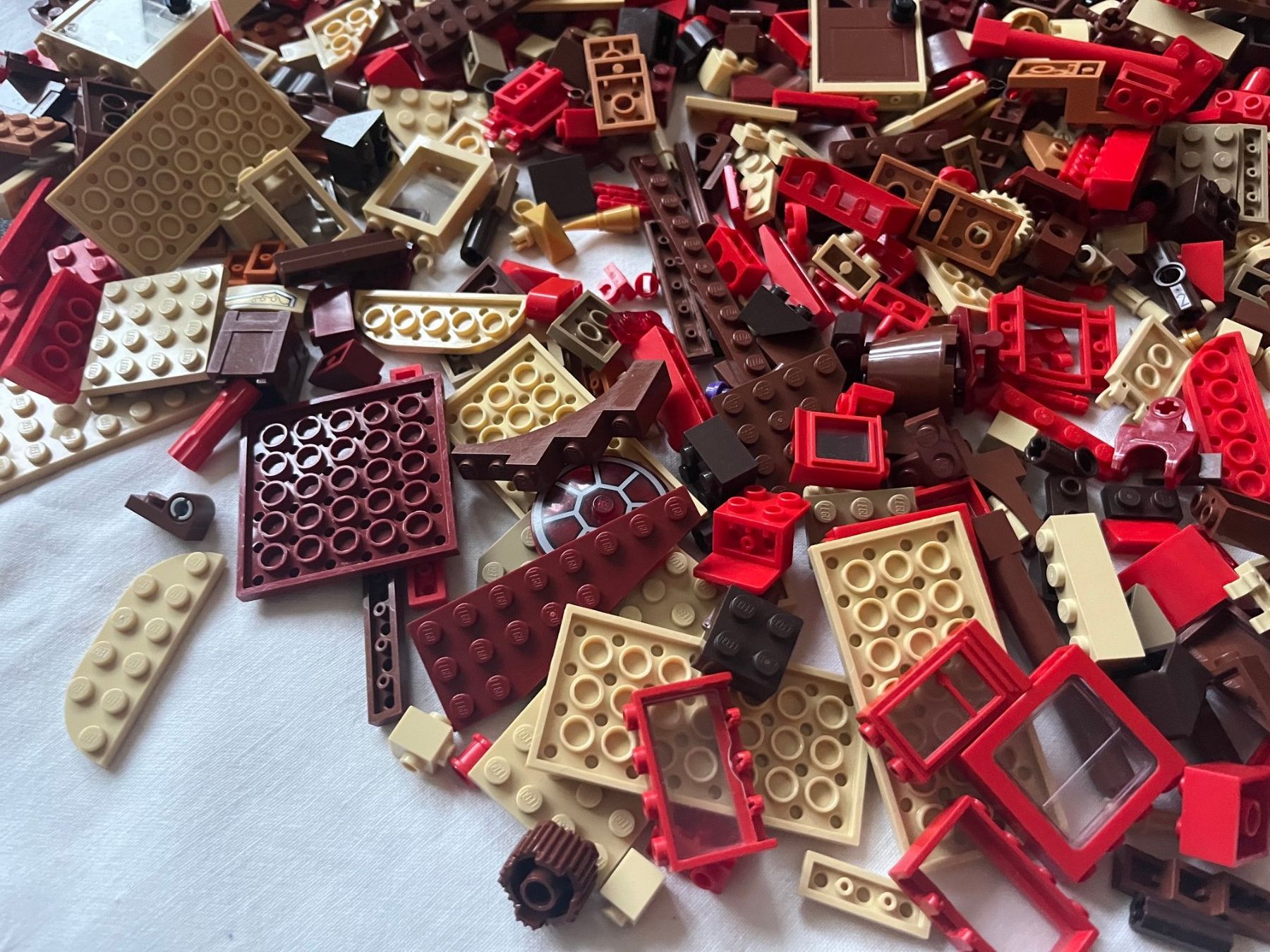 Lego Baukästen: Lego Einzelteile rot-braun-beige – Gebraucht aus Biel/Bienne von and040 1
