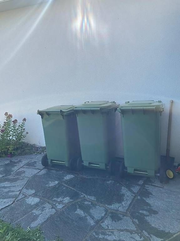 Sonstiges für Büro & Gewerbe: 3 grosse grüne Abfalltonnen / Müllcontainer mit Rollen – Gebraucht aus Zug von Schwenggeler