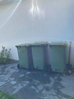 3 grosse grüne Abfalltonnen / Müllcontainer mit Rollen