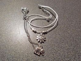 Fusskette weiss mit Blume, silberfarbig mit Elefant