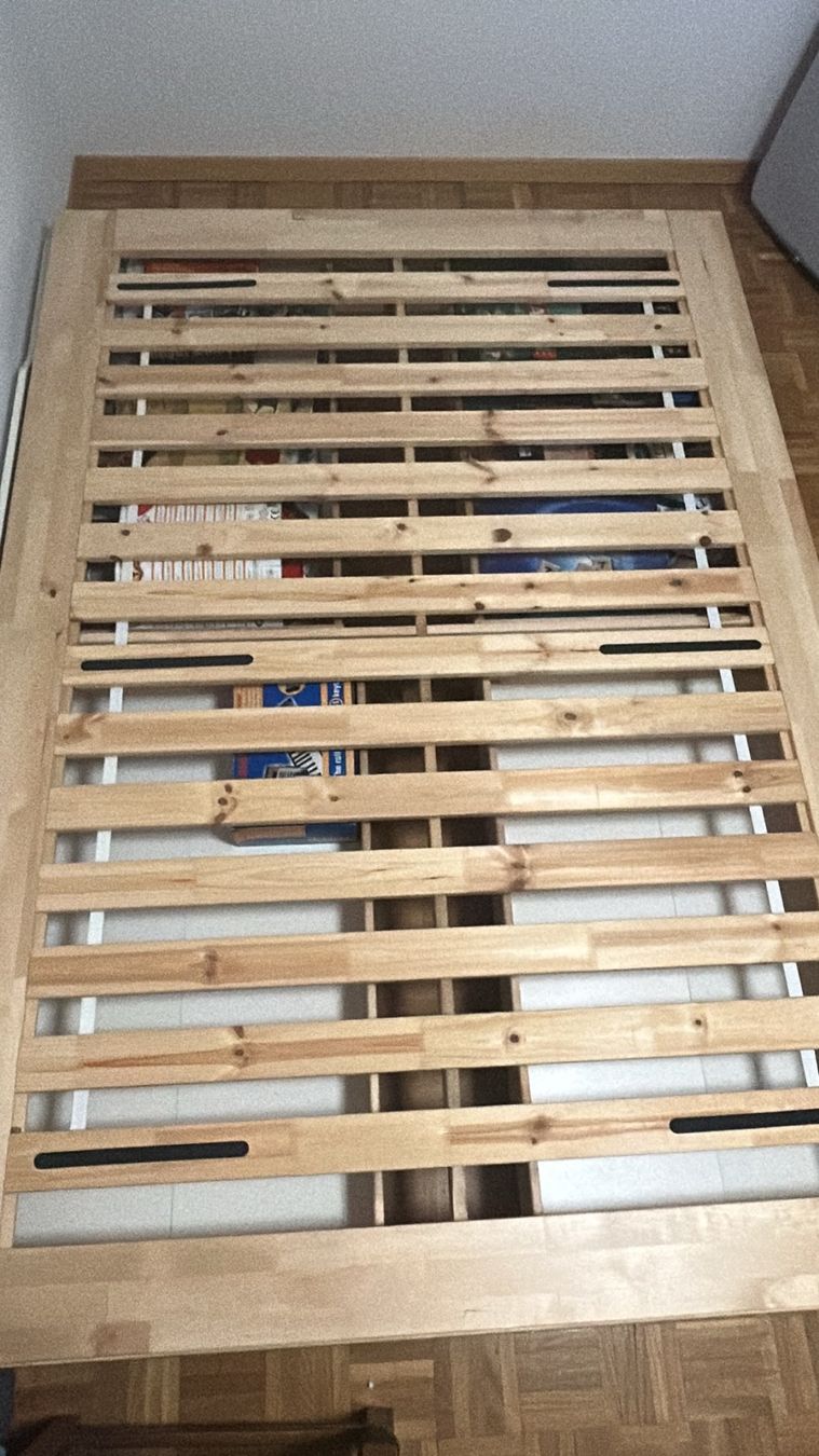 Betten: Holzbett – Gebraucht aus Starrkirch-Wil von Fanciullo 1