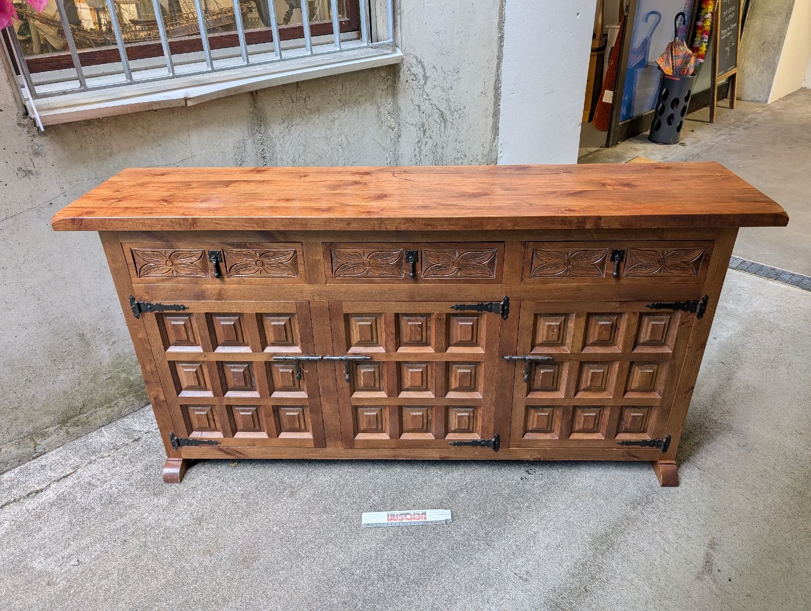 Kommoden: Spanisches Sideboard/Kommode/Buffet, Holz mit Schnitzereien – Gebraucht aus Fislisbach von HurtiBrocki