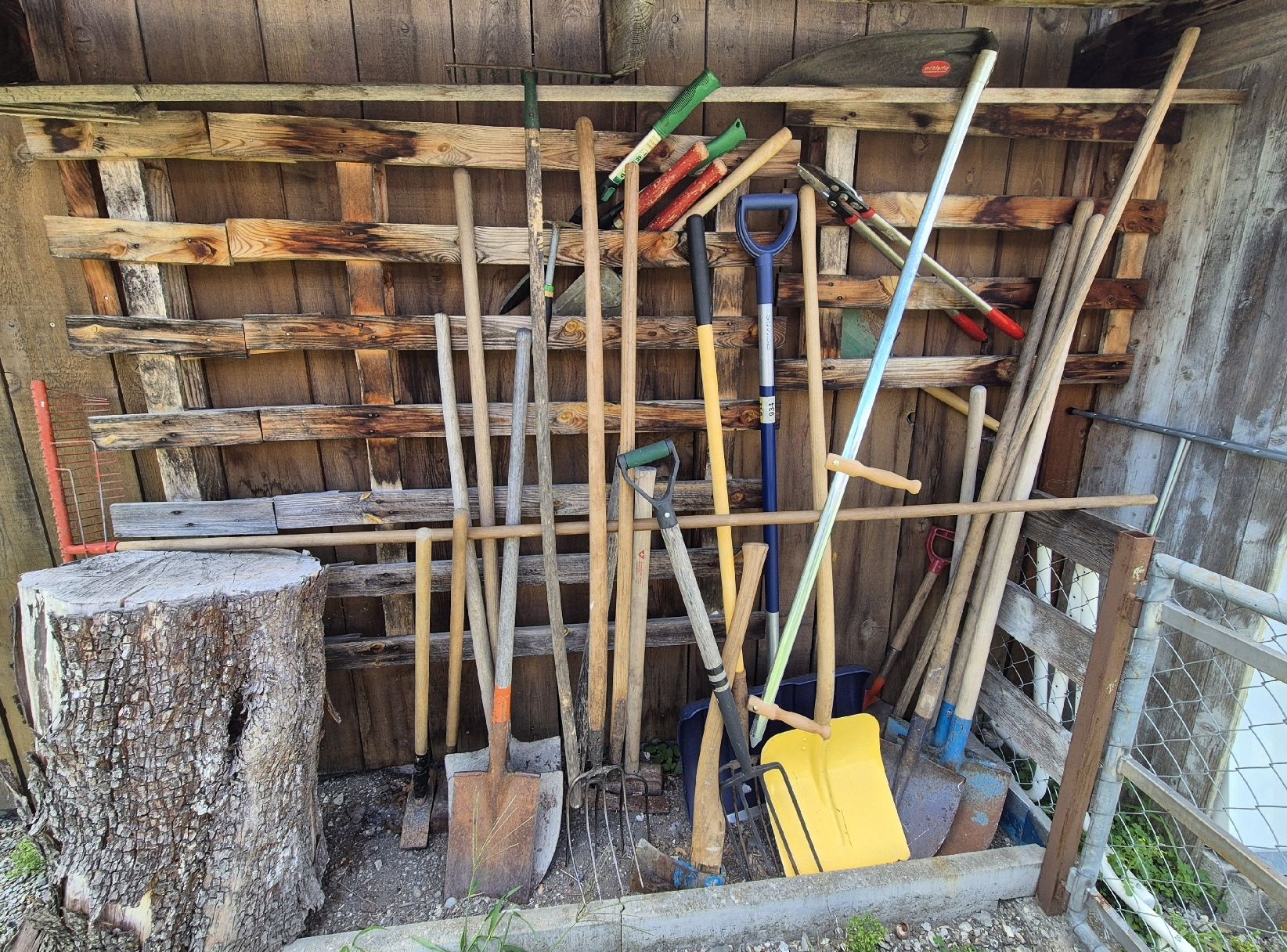 Tutti gli attrezzi: Gartenwerkzeug, Beil, Rechen, Schaufeln...Konvolut – Usato da Vilters venduto da Fleiflomi