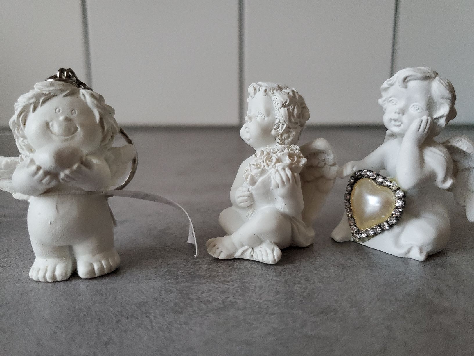 Migros Tutte le decorazioni: 3 Engel Dekofiguren Weiss neuwertig. Polyresin – Nuovo e nell'imballaggio originale da Wetzikon ZH venduto da Wetzicardo25 3