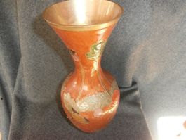 Messingvase mit blumigen, rundum emaillierten Verzierungen