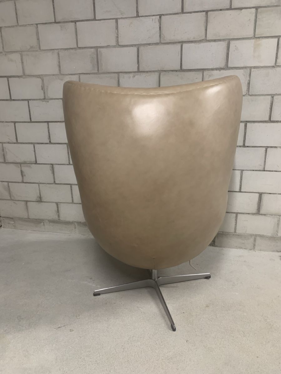 Sedie: Classic egg chair design Arne Jakobsen – Usato da Attiswil venduto da Retrodane 3
