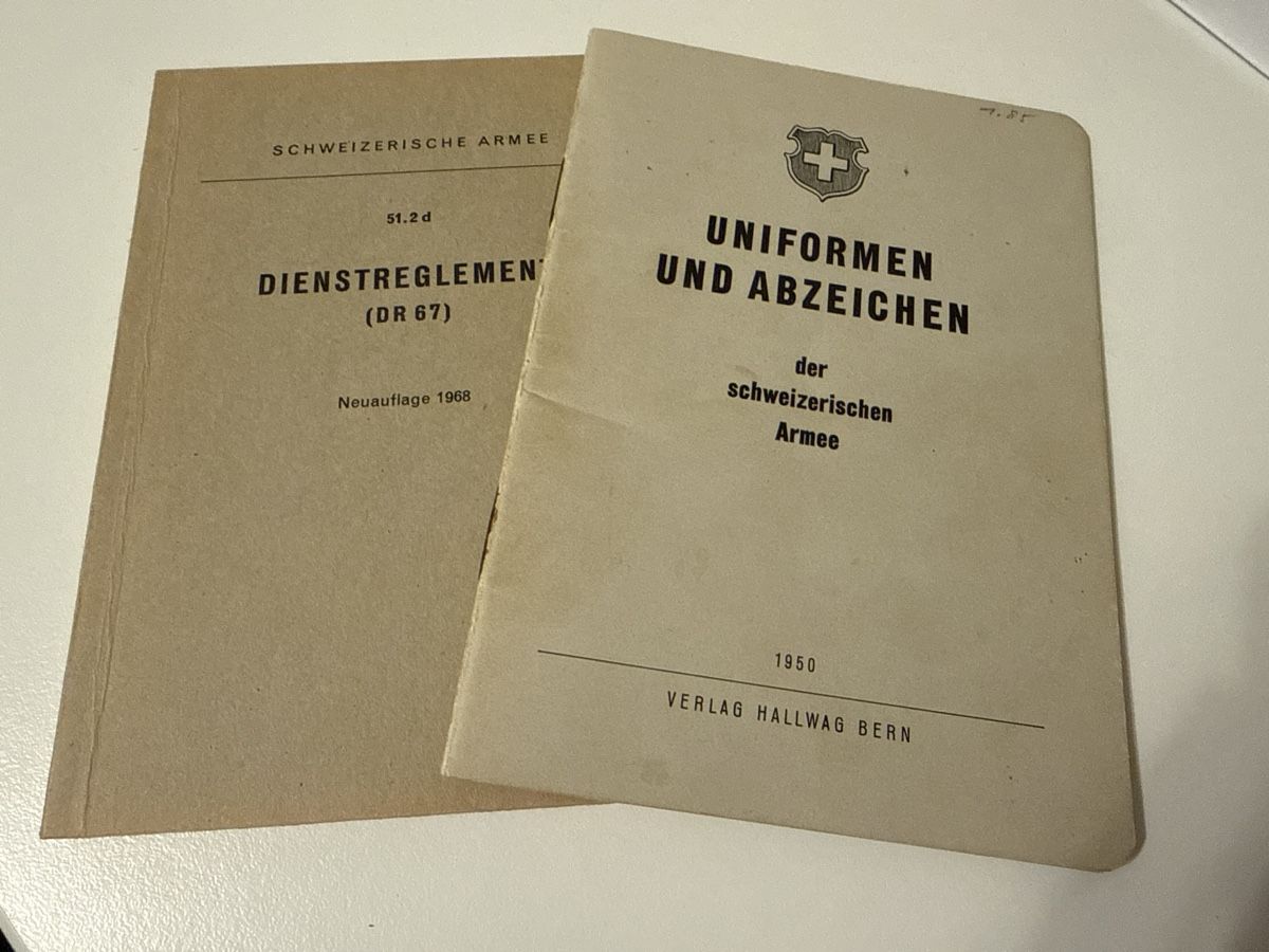 Libri: Uniformen und Abzeichen der schweizerischen Armee und DR 67 – Usato da Locarno venduto da Ery02