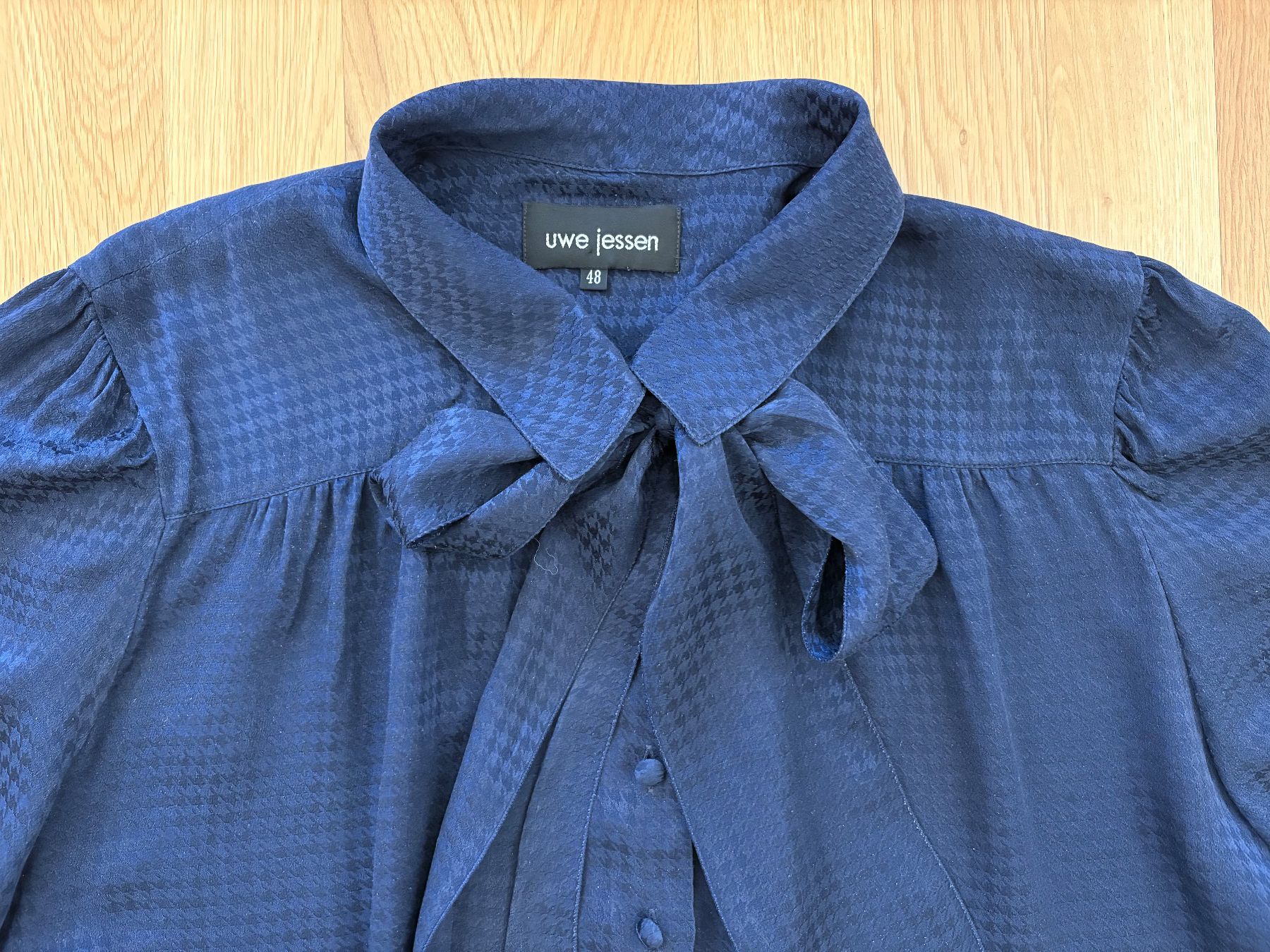 Camicette: Seidenbluse mit Schlaufe von Uwe Jessen, Grösse 48 – Usato da Zürich venduto da cassandra1504