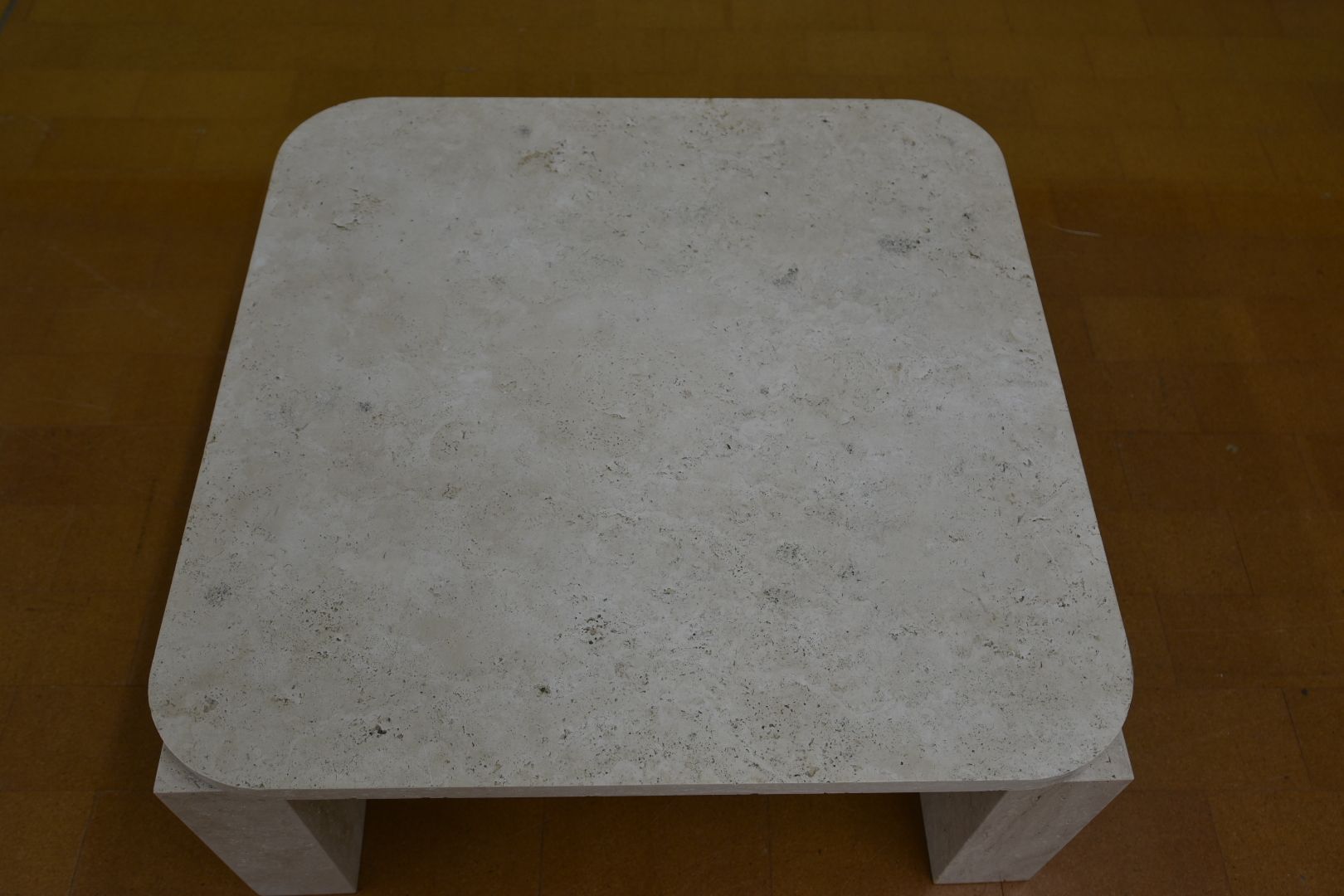 Tavoli: Designer Couchtisch Modell Atlas Travertin von New Works – Usato da Lichtensteig venduto da Polsterwerk 3