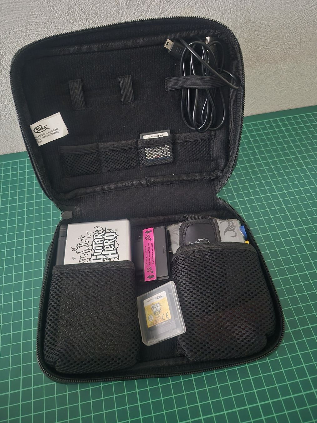 Nintendo Console: Nintendo DS Lite & Guitar Hero Tour Bundle - Complete! – Nuovo (secondo la descrizione) da Meyrin venduto da Retro-GZ 1