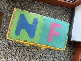Puzzlematte mit Buchstaben bunte Farben
