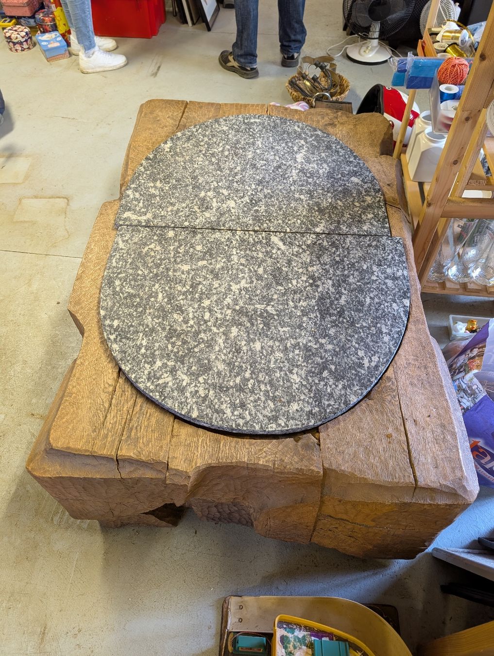 Tavoli: Massiver Holztisch mit Granitplatte – Usato da Vilters venduto da tha-tha 2