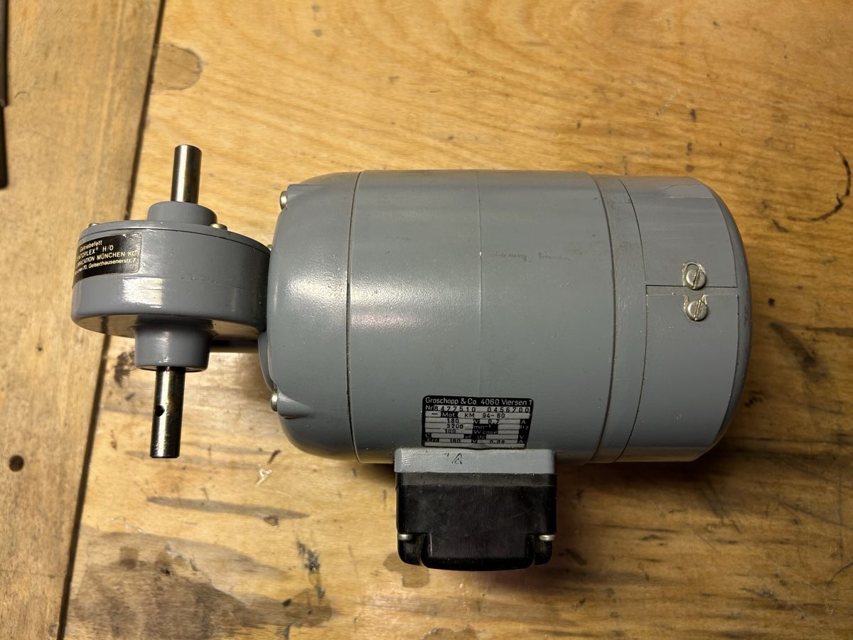 Motori: ELEKTROMOTOR MIT REDUKTIONSGETRIEBE – Usato da Bottmingen venduto da Surubi