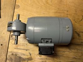 ELEKTROMOTOR MIT REDUKTIONSGETRIEBE