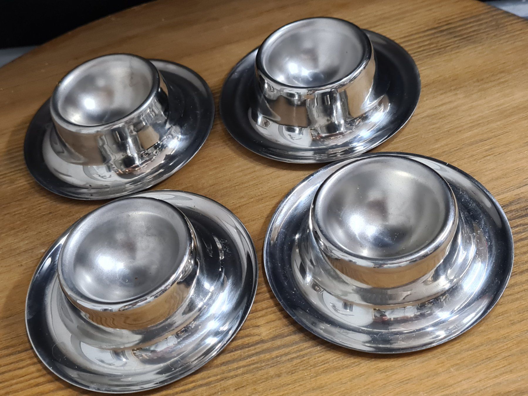 Geschirr: Küchen Utensilien/ 4 Edelstahl Eierbecher – Gebraucht aus Amriswil von