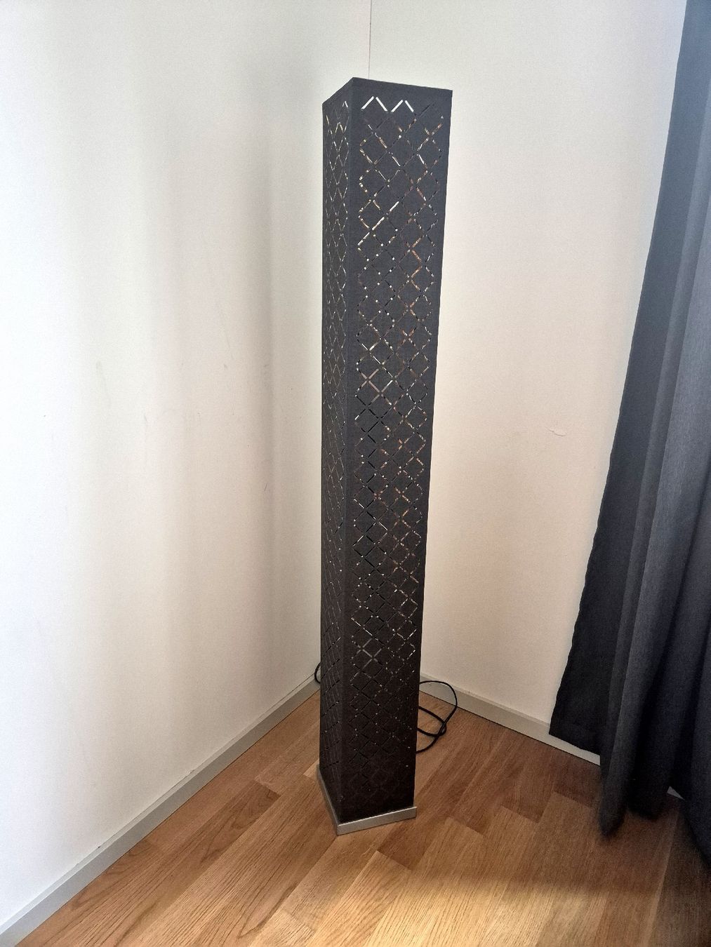 Lampade: Stehlampe dunkel 120cm hoch – Usato da Luzern venduto da bam_qr5p