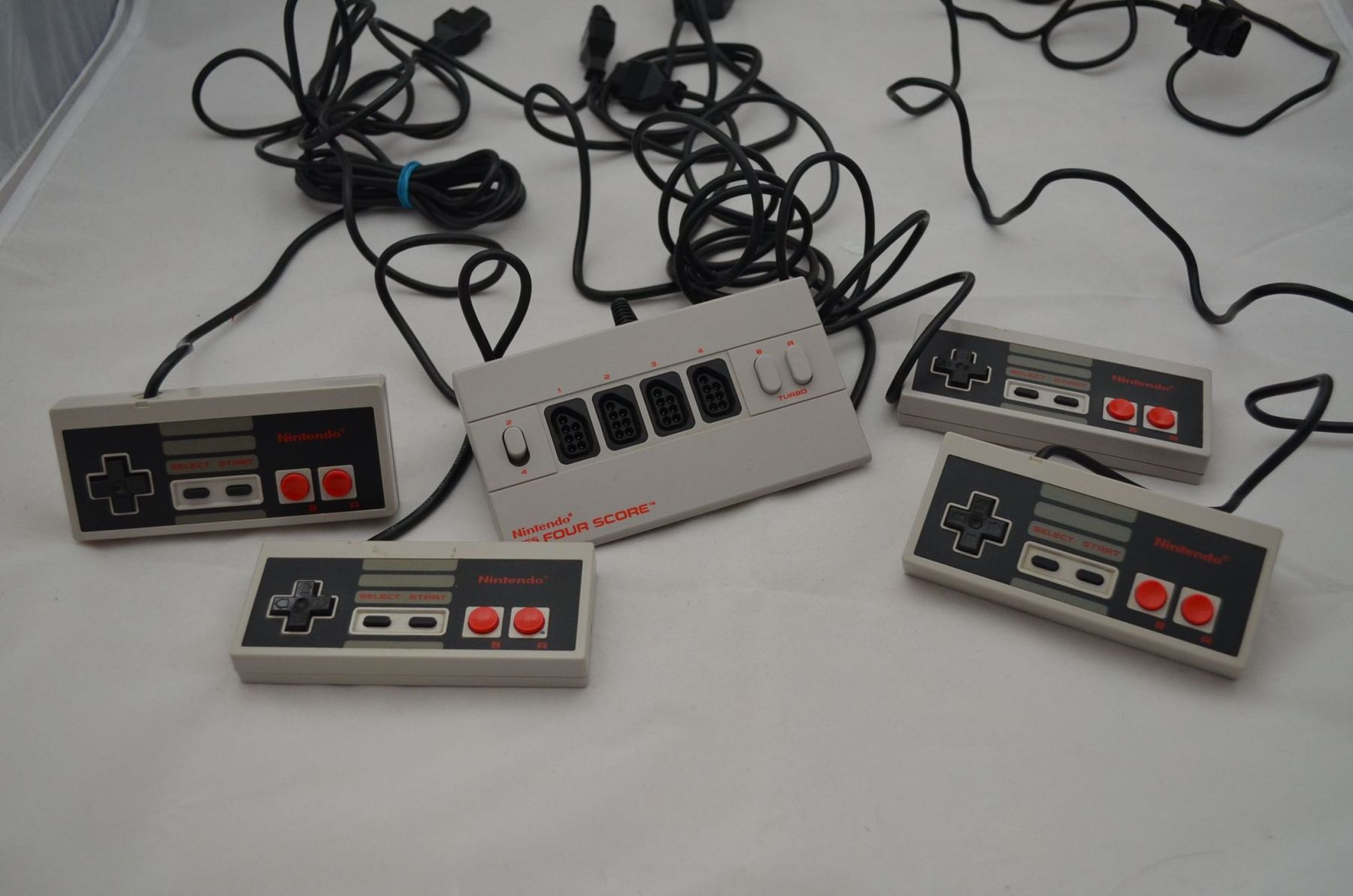 Sonstiges Zubehör: 4x Original-Controller & Four Player – Gebraucht aus Buchs AG von SellAndBuyX