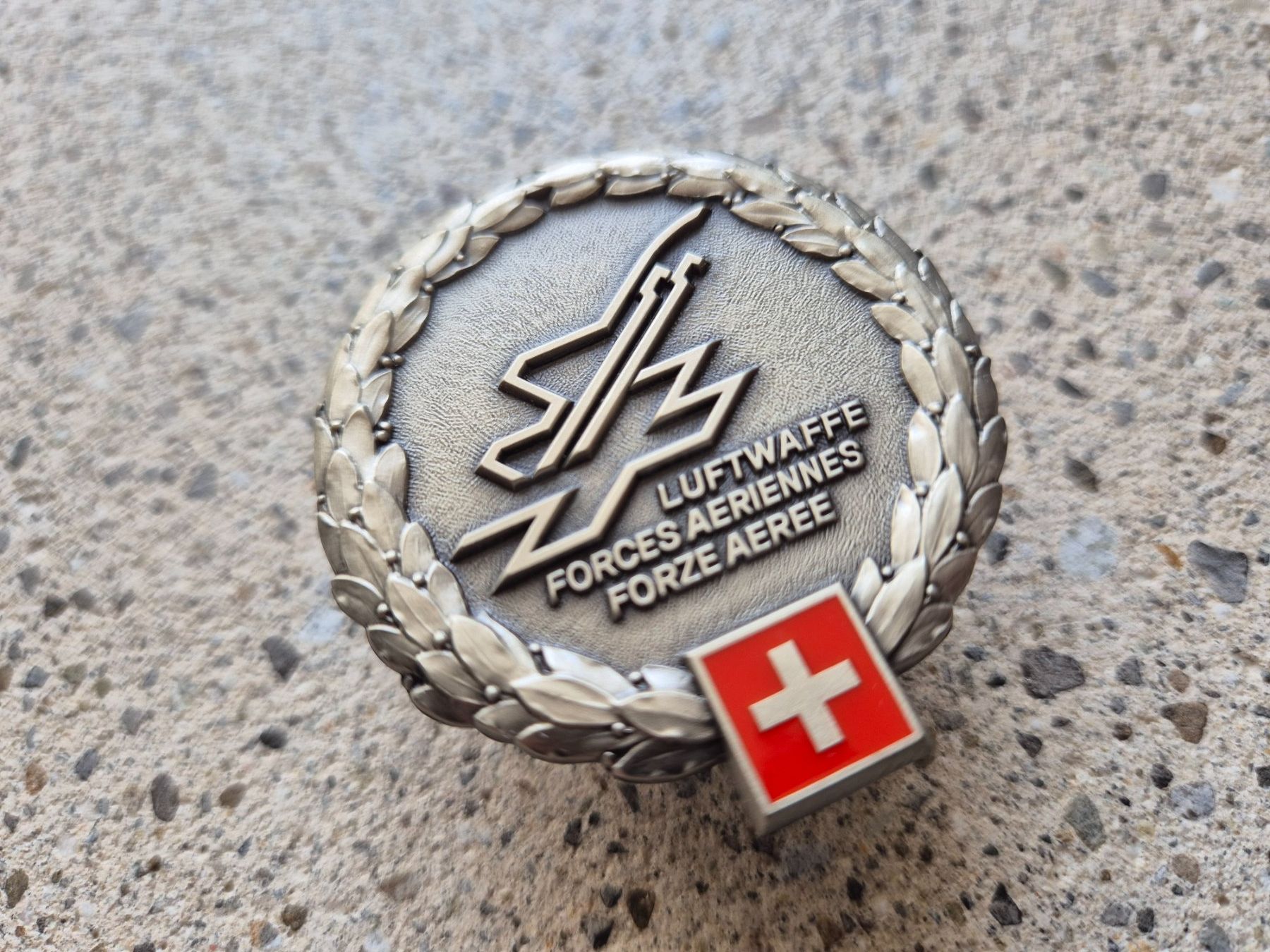 Schweizer Armee Placchette & Badge: *** Beretemblem Schweizer Luftwaffe *** – Nuovo e nell'imballaggio originale da Riedholz venduto da fr_sIruP 2