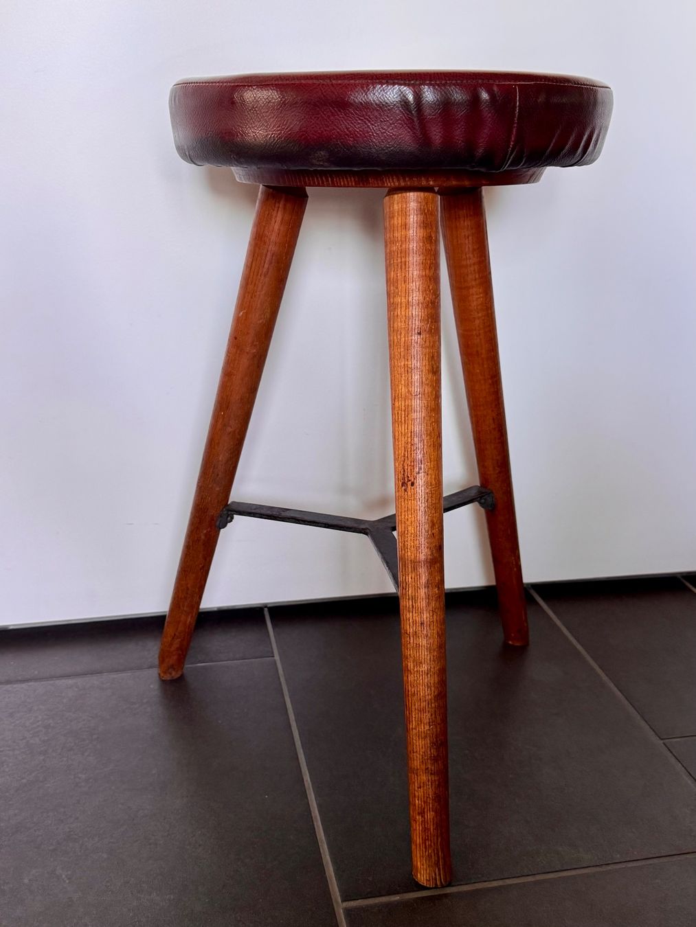 Hocker: Wunderschöner Hocker Mid Century Rot Stuhl – Gebraucht aus Rothrist von Fondgruebe 6