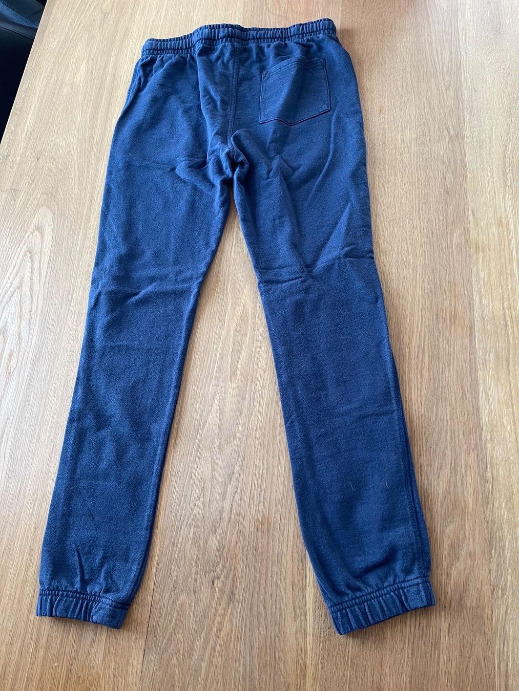 Pantaloni: blaue Trainerhose Grösse 164 – Usato da Wil SG venduto da WauWauBoutique 1