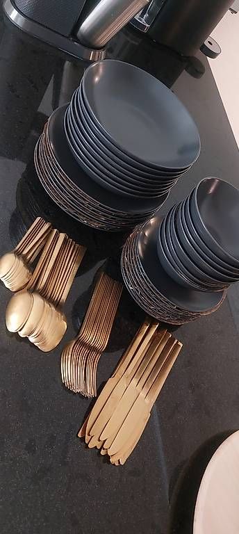 Set di piatti: IKEA Geschirr- & Besteckset  gebraucht – Usato da Schlieren venduto da nat_stm7