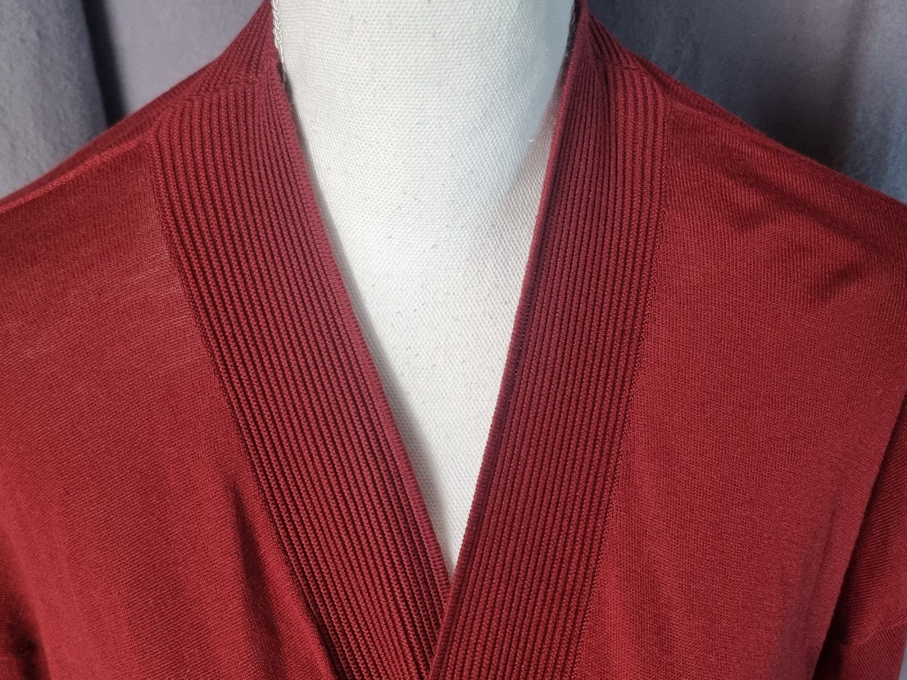 Giacche: Leichte Strickjacke in dunkelrot – Usato da Urtenen-Schönbühl venduto da Restwert_Schoenbuehl 6