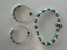 Paar wunderschöne Ohrringe und Armband
