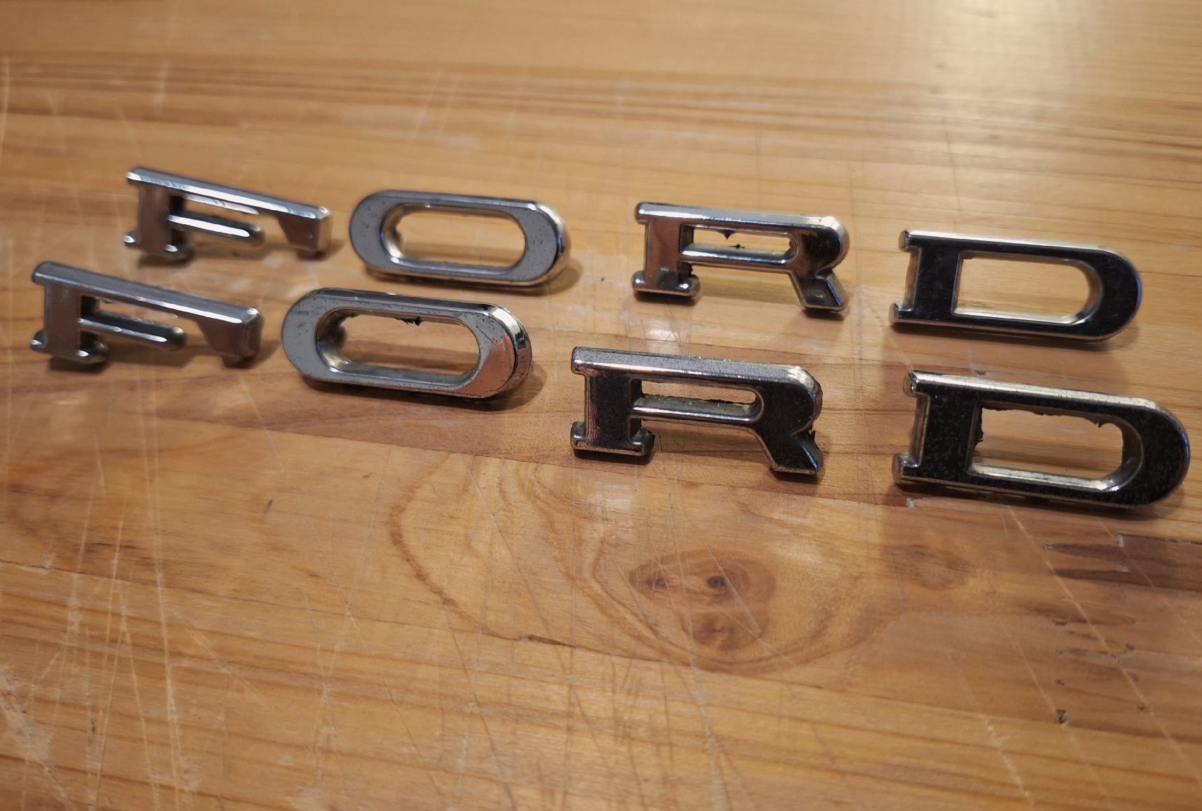 Ford Tutti pezzi di ricambio auto: Oldtimer Ford Embleme – Usato da Triesen venduto da BLACKSHEEP75 1