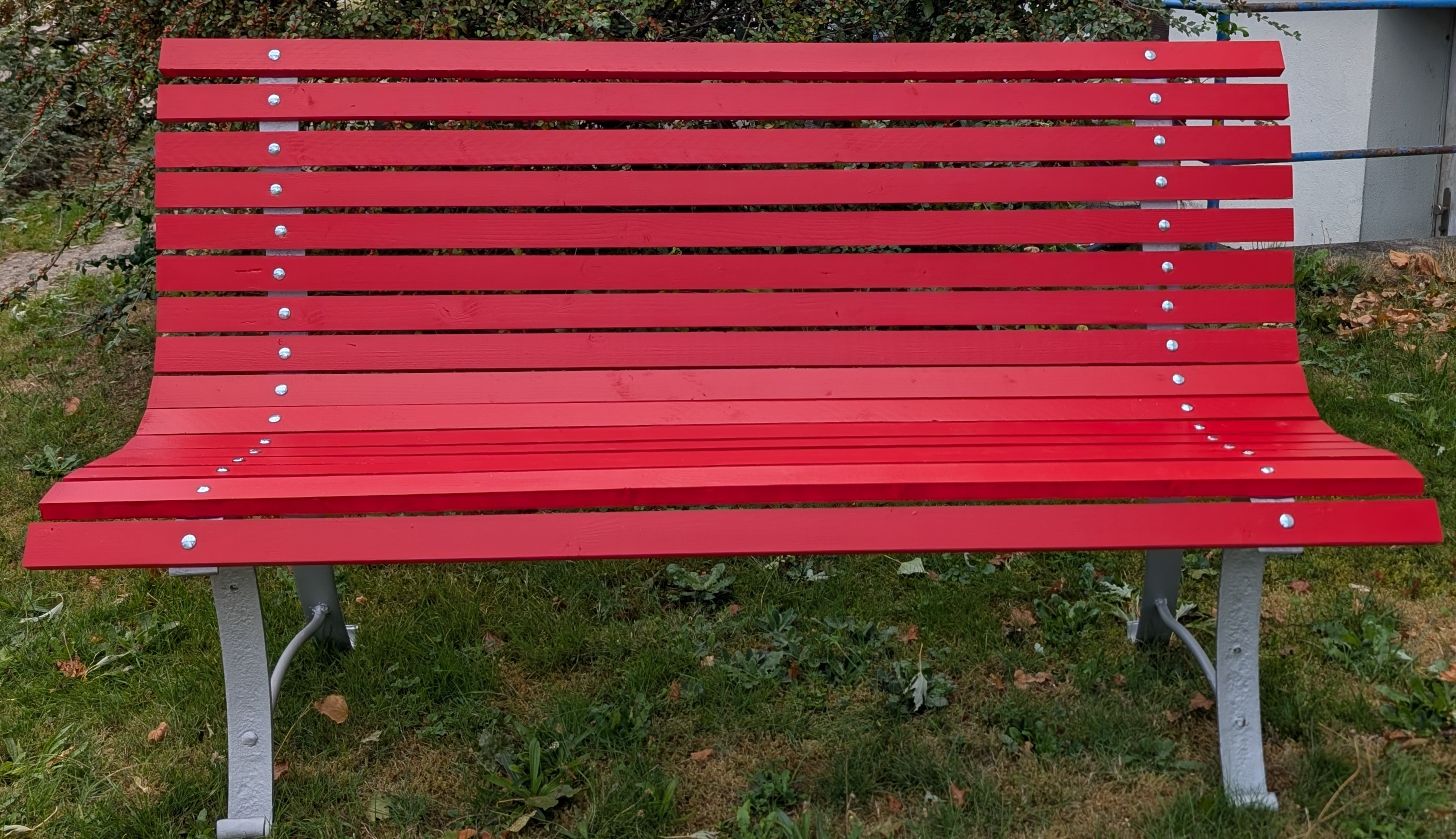 Gartenbank rot Holz Metall gestreift gebraucht (Gebraucht) in Buchs AG für CHF 295 – nur Abholung auf Ricardo kaufen