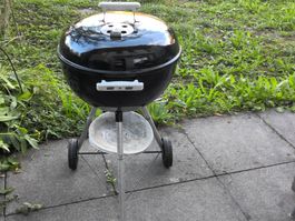 Weber Holzkohlengrill mit Anzündkamin