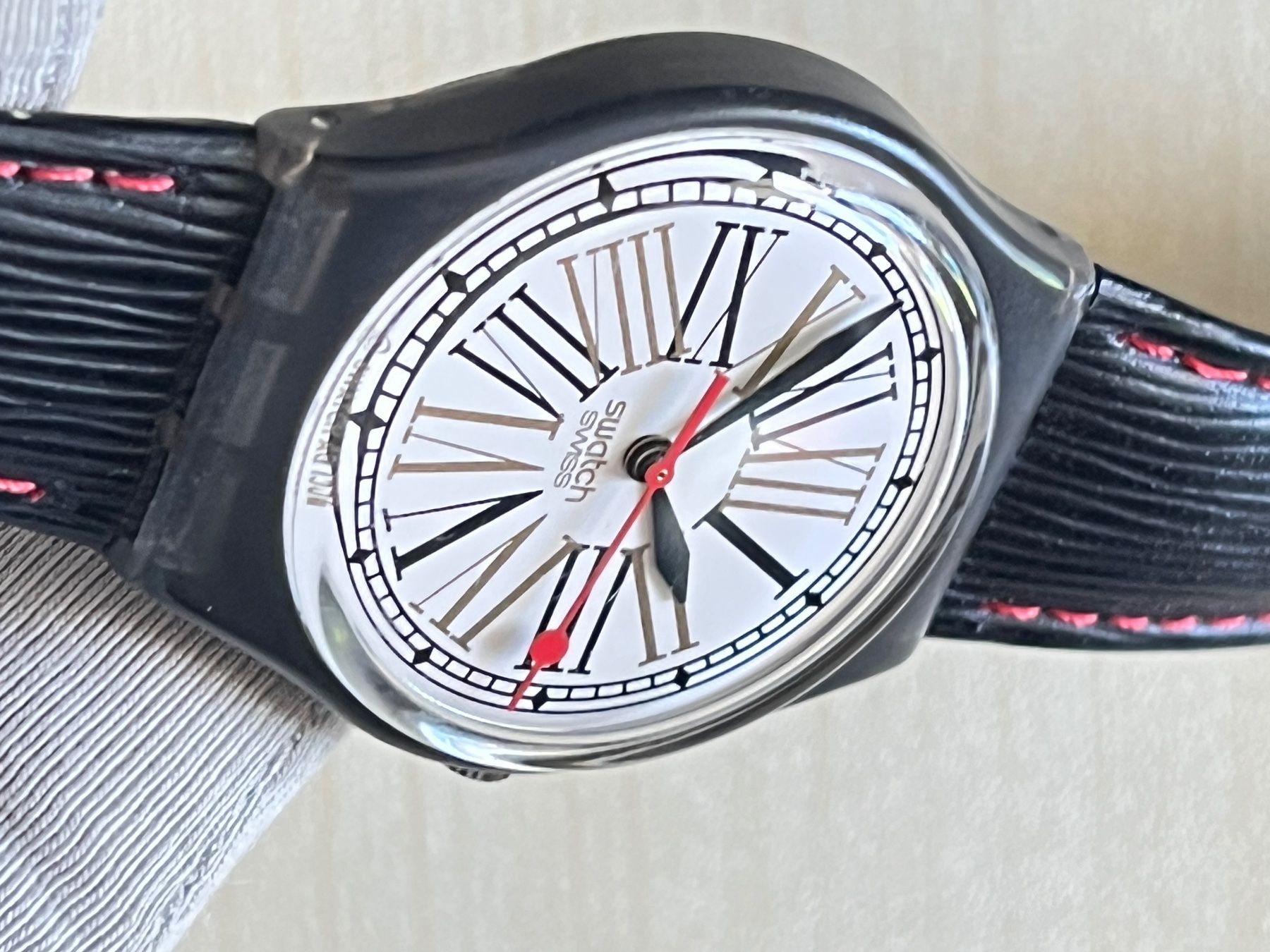Swatch Orologi: Swatch Uhr, Schwarz/Weiss, Lederarmband – Usato da Grenchen venduto da chththl 5