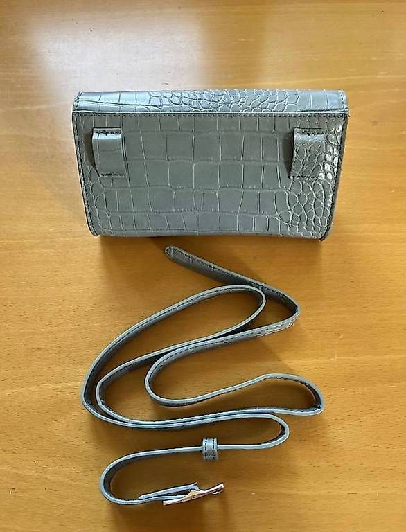 Taschen für Damen: HELLBLAUE UMHÄNGETASCHE MIT KROKO-MUSTER – Gebraucht aus Maur von tab_z9rh 2