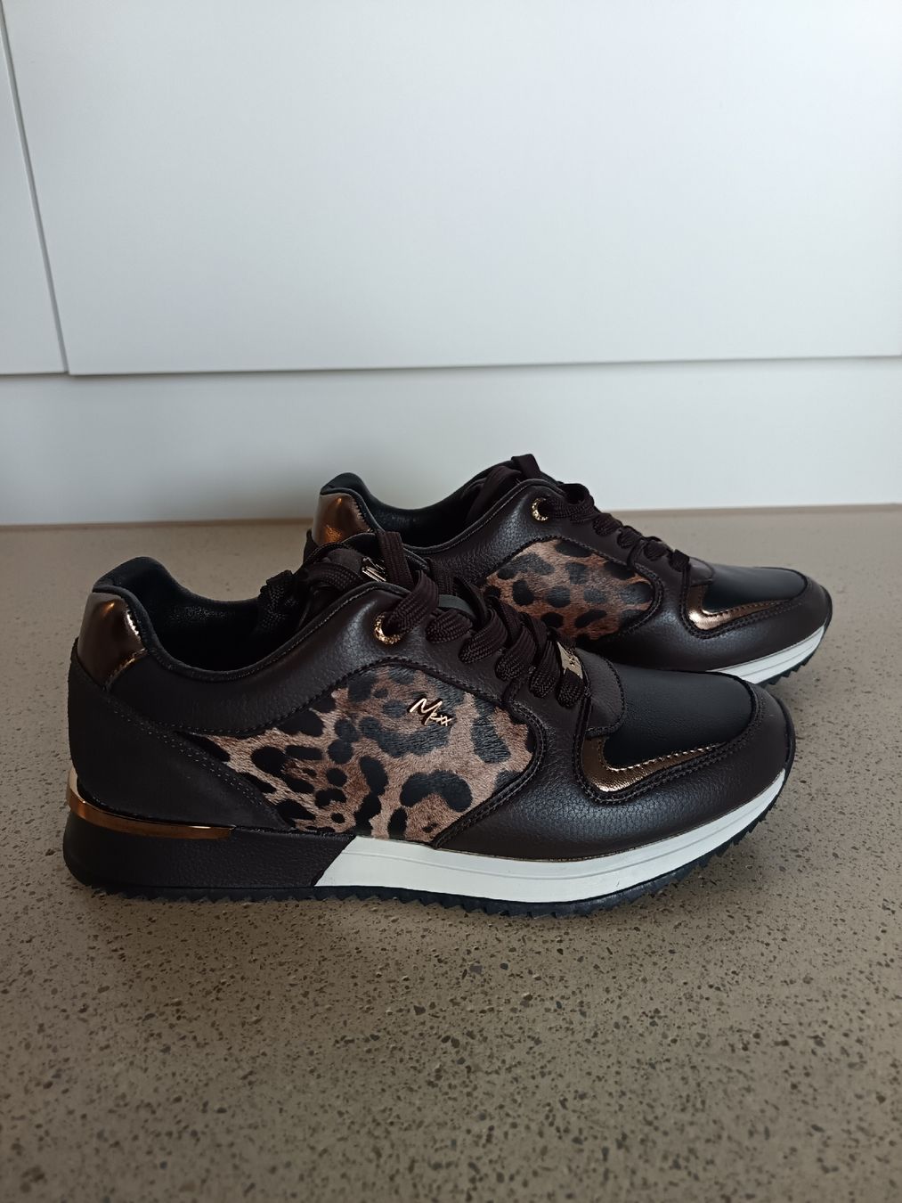 Mexx Chaussures femmes: Mexx Sneaker Leo Print Grösse 39 – Neuf (Voir description) à Montlingen par Akitoichiro