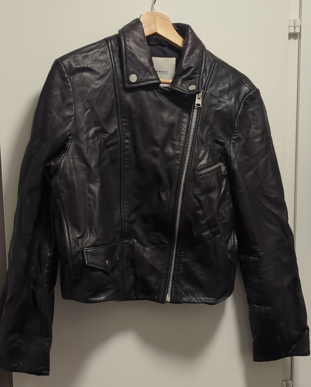Mango Giacche: Black Genuine Leather Biker Jacket Mango – Usato da Zürich venduto da vik_r9fn