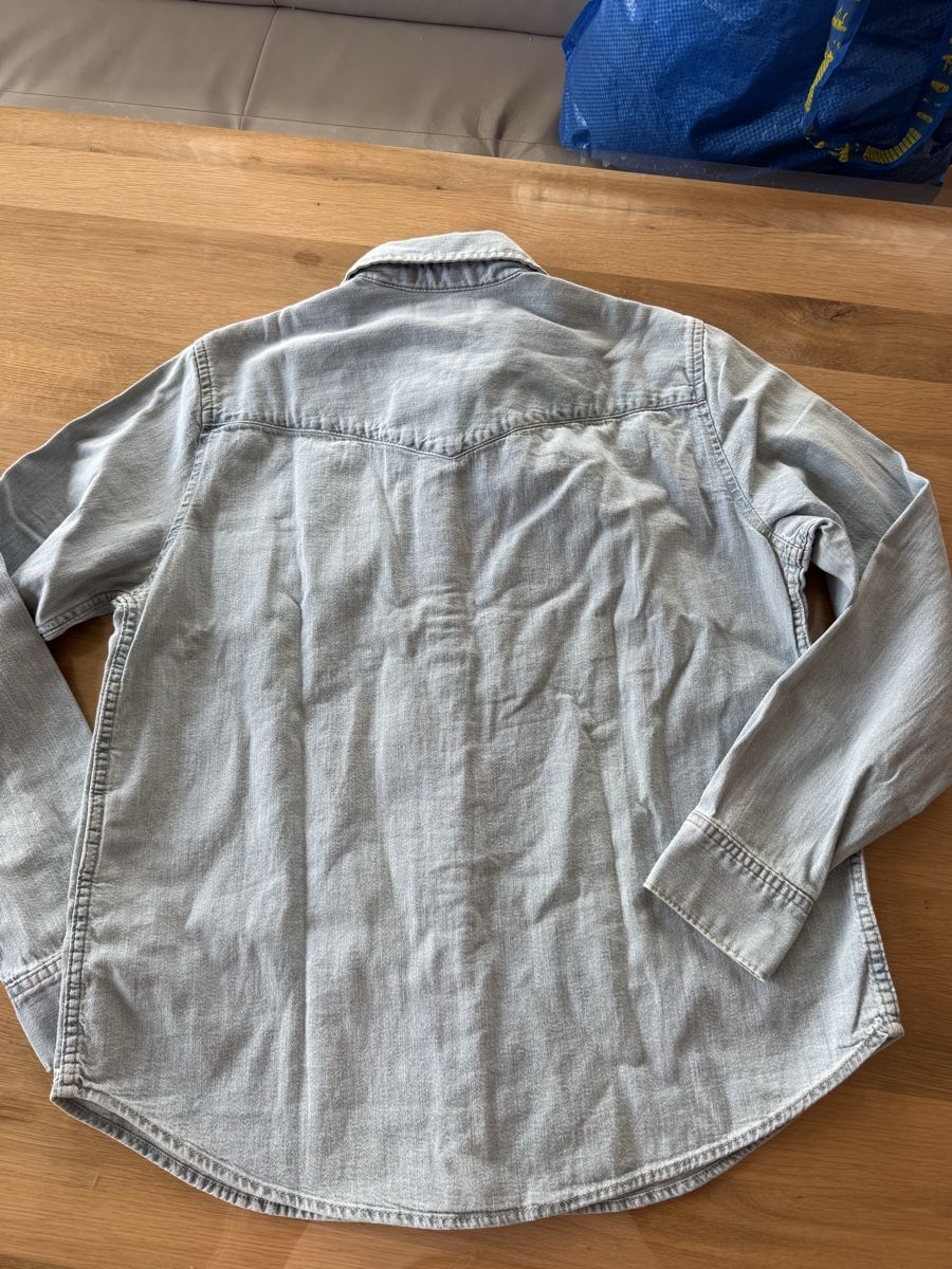 Levi's Camicette: Levi's Jeanshemd Gr. M, hellblau, ideales Sommerhemd – Nuovo (secondo la descrizione) da La Punt Chamues-ch venduto da EliC_8.8. 1