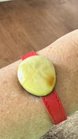 Bernstein-Armband auf Lederband