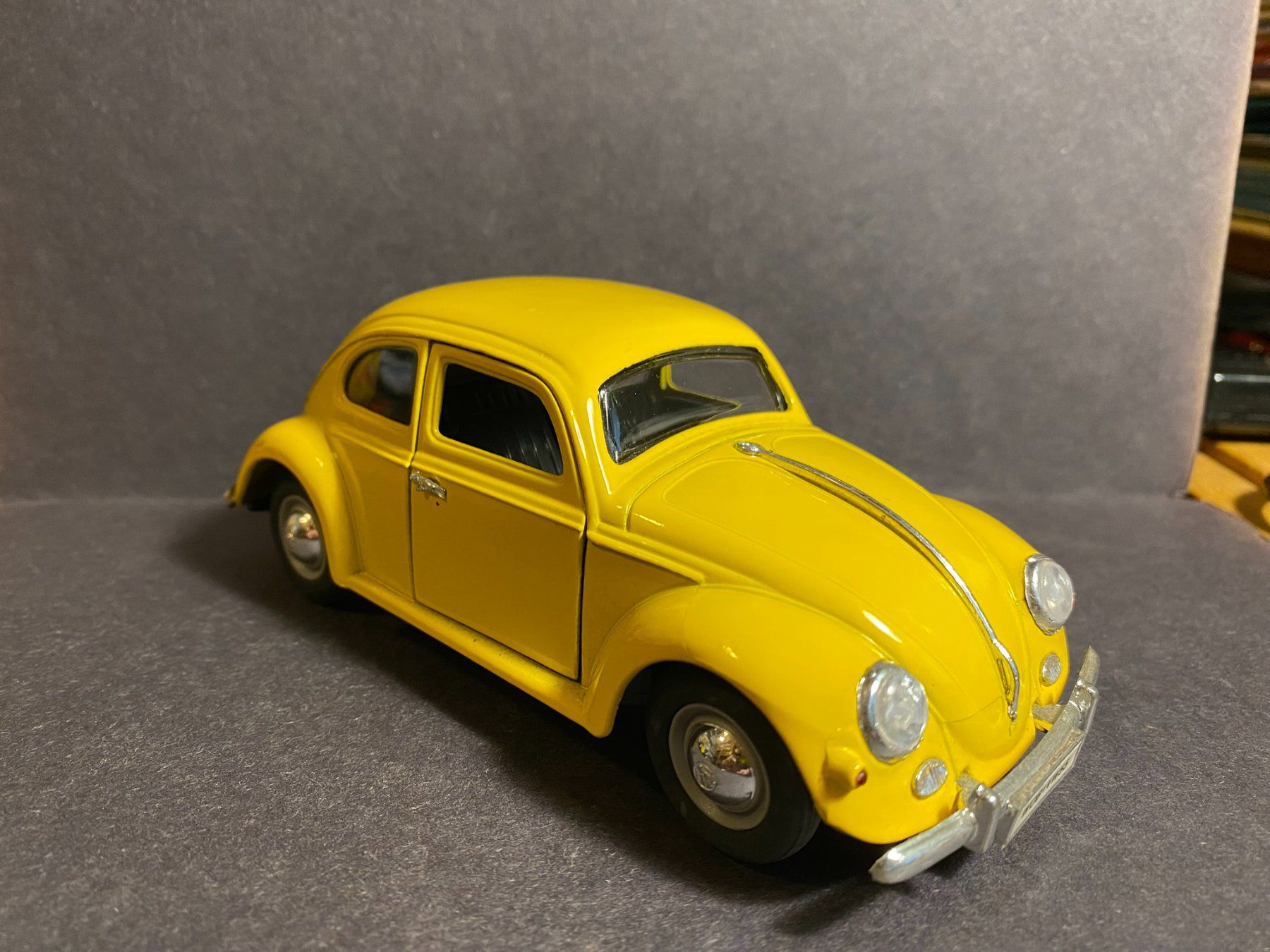 Volkswagen Modellautos: VW Oval Käfer 1:24 – Gebraucht aus Spiez von Mlandcruiser 3