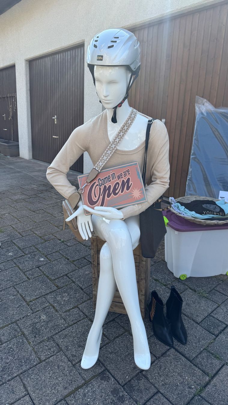 Altro in Decorazioni & Accessori: Schaufensterpuppe weiblich, sitzend – Usato da Hinwil venduto da Pumuckel8