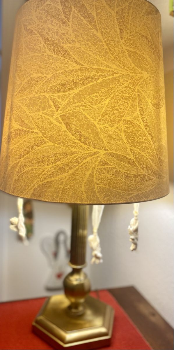 Lampade: Klassische Tischlampe mit Messingfuss & Stoffschirm – Usato da Gebenstorf venduto da Patrycja