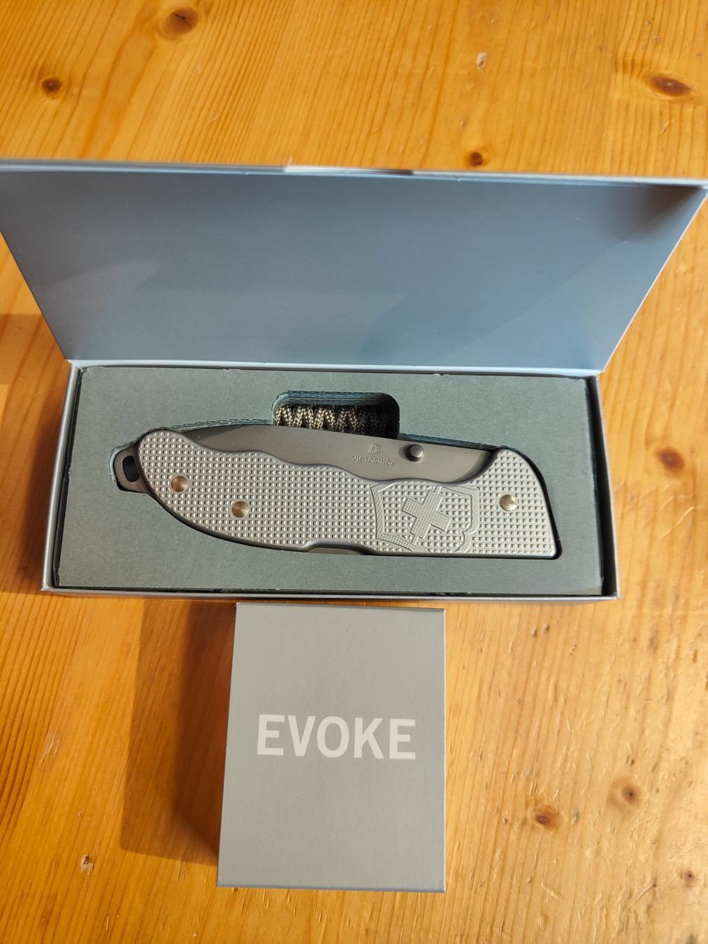 Victorinox Coltelli tascabile: Victorinox Messer Evoke silber grau  Originalverpackt – Nuovo e nell'imballaggio originale da Davos Platz venduto da jon_2b56 4