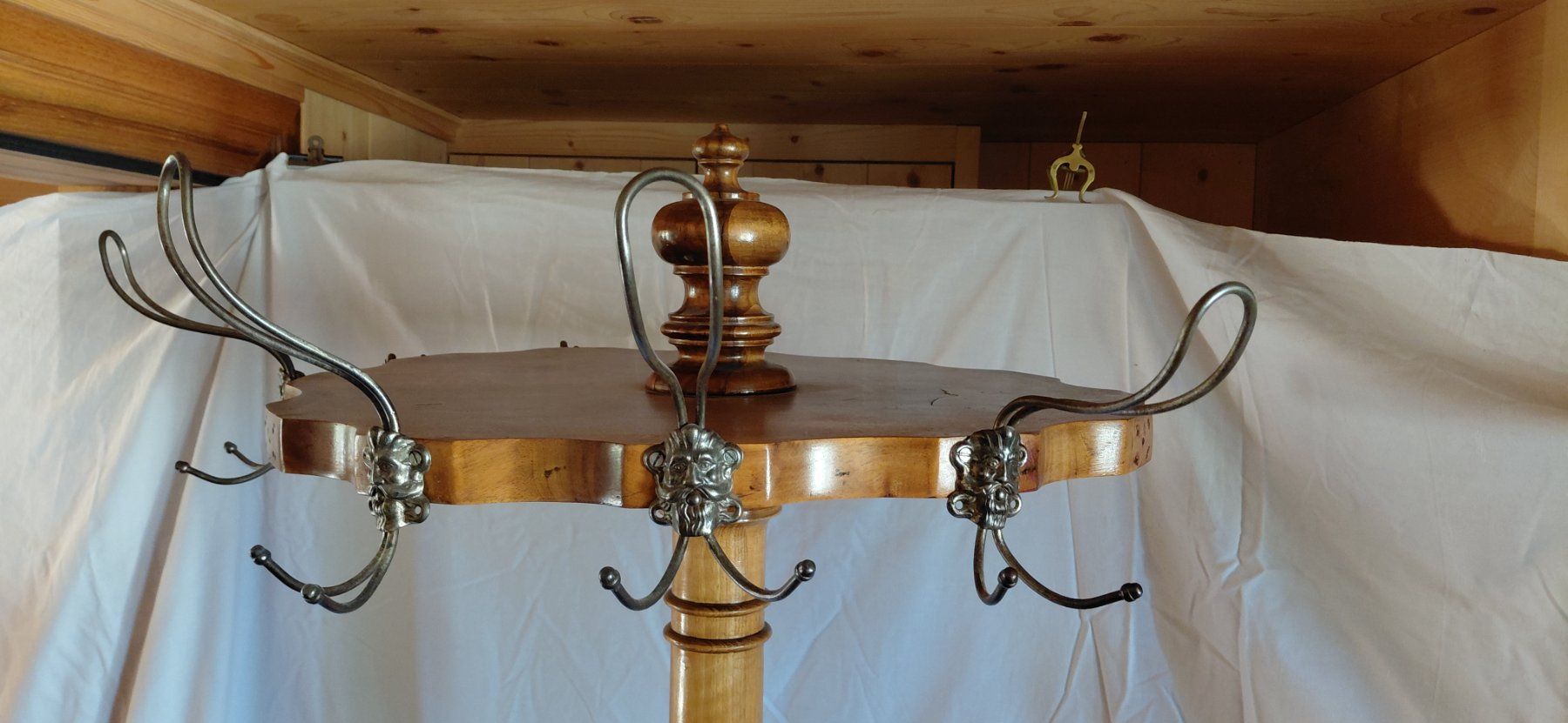 Guardaroba: Antike Garderobe / Kleiderständer, Nussbaum – Usato da Trogen venduto da Limboo 8
