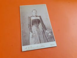 SCHWIIZER JUGEND DAZUMAL - JUNGI FROU i TRACHT - BERN