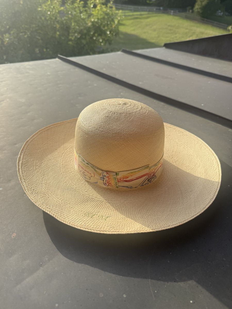 Hermès Copricapi, berretti & cappellini: Hermes Panama Hat with Patterned Ribbon Like New – Nuovo (secondo la descrizione) da Saanen venduto da ewoutlio 1