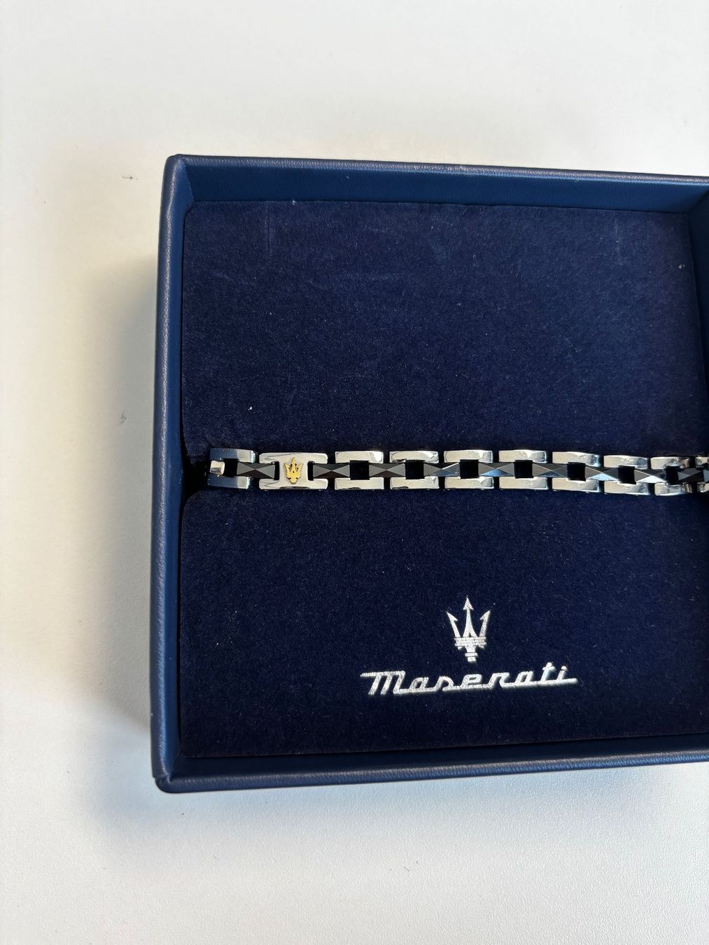 Maserati Armbänder & -reifen: Maserati Armband mit Box neu – Neu (gemäss Beschreibung) aus Frauenfeld von Staatsanwaltschaft 3