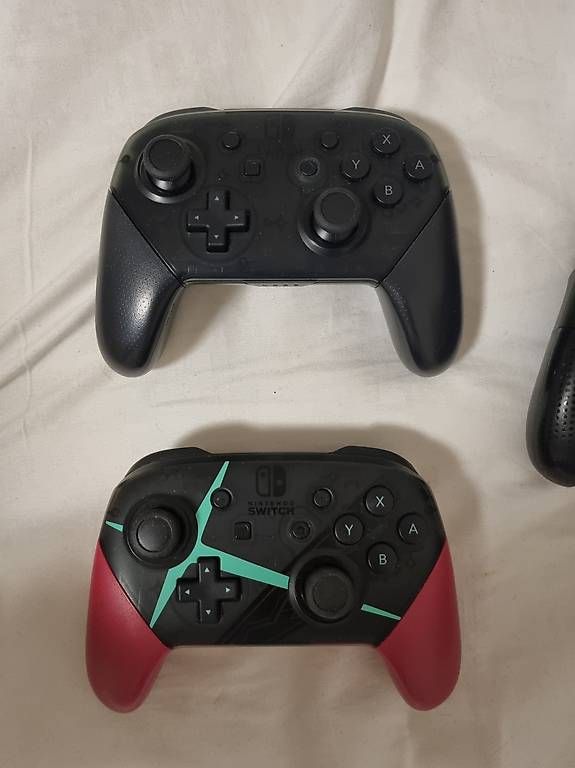 Nintendo Consoles: Nintendo Switch Pro Controller – D'occasion à Zürich par A.R.A